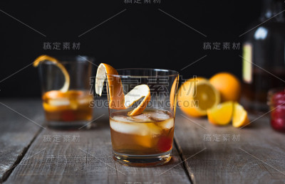 近距离观察老式鸡尾酒与配料在木制桌子上。