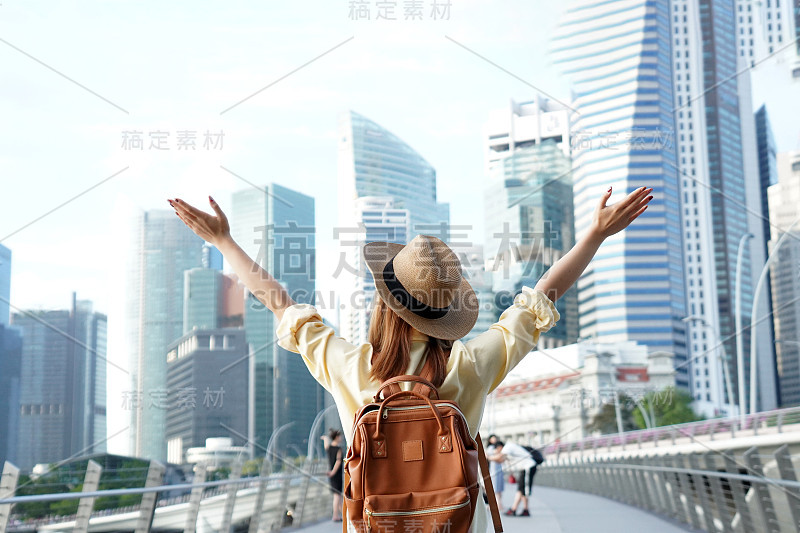 年轻女子旅行者背包和帽子旅行到新加坡市中心。新加坡旅游的概念。