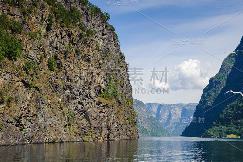 航行在索涅峡湾，挪威最大的峡湾