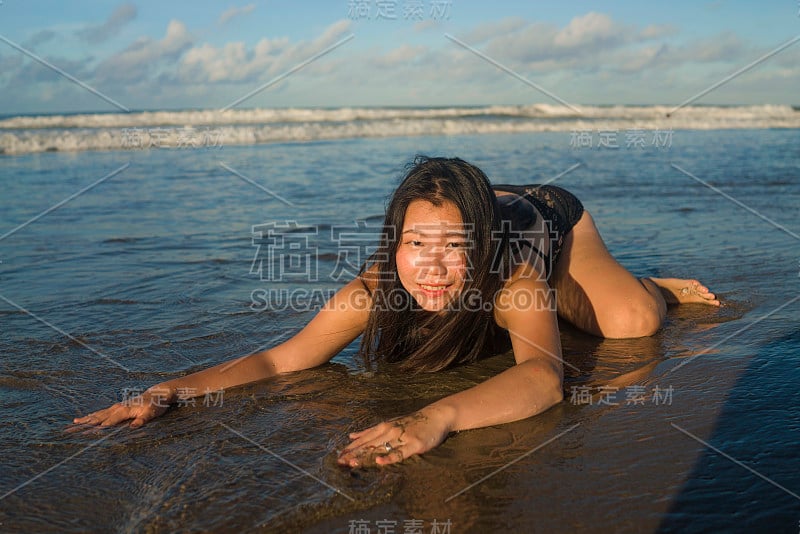 自然的生活方式肖像年轻迷人和快乐的亚洲中国女人在美丽的海滩天堂的沙滩上嬉戏，感觉轻松和愉快享受假期的