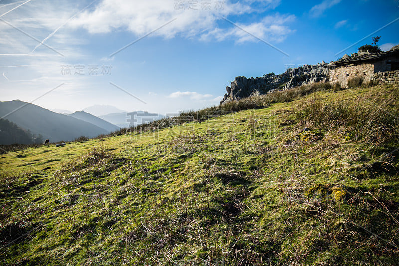 风景秀丽的乡村，蓝天山远足景观，法国巴斯克地区