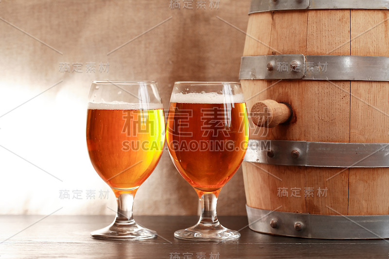 啤酒桶附近
