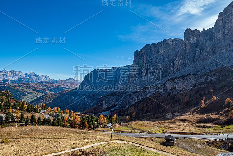 秋天高山白云石岩山景色，苏迪罗尔，意大利。Gardena Pass附近宁静的景色。