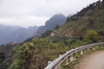 蜿蜒的山路