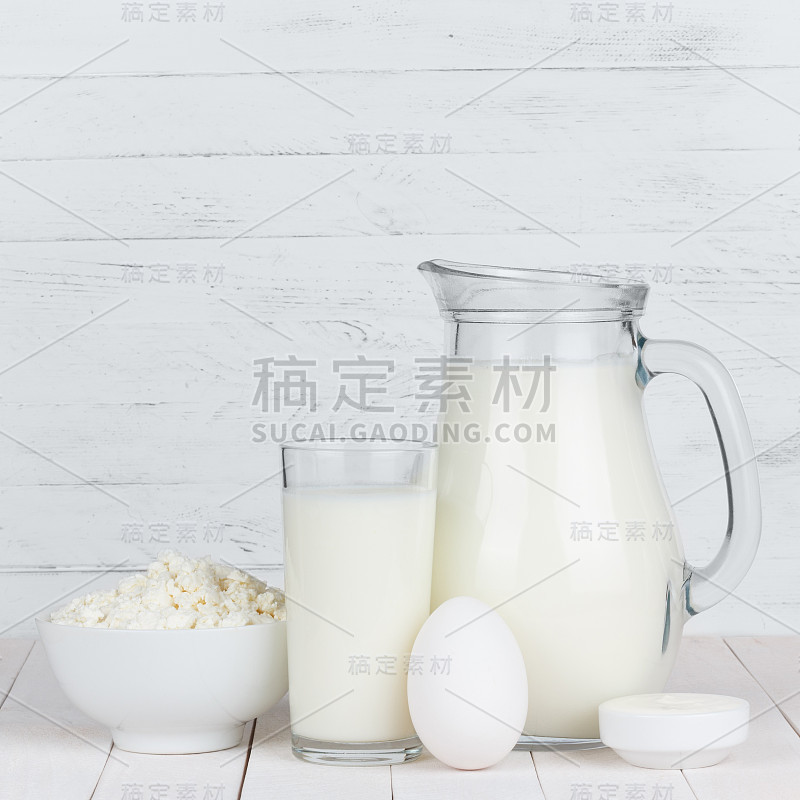 牛奶，白软干酪，鸡蛋和酸奶油