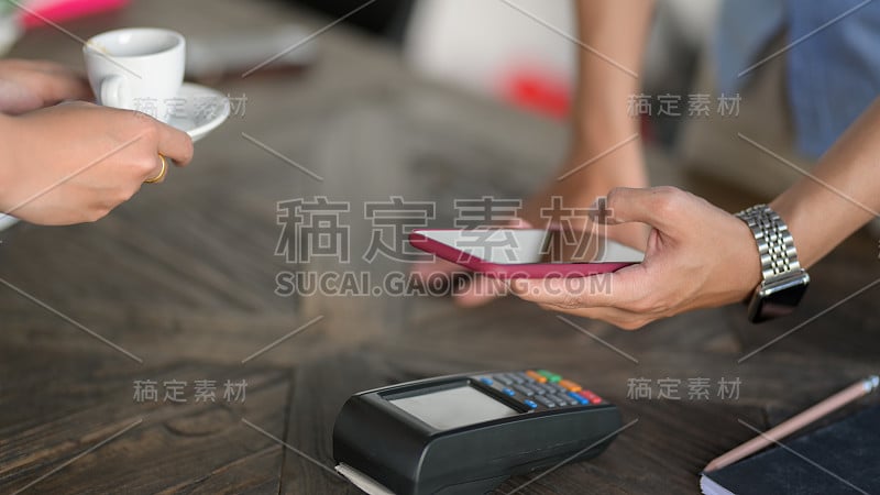 顾客在咖啡店使用移动支付的截图