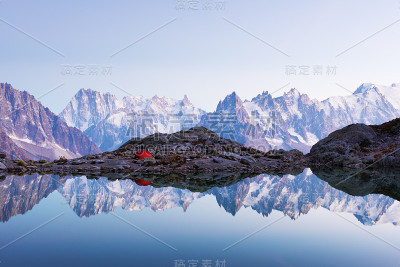 Lac Blanc湖上的红色帐篷