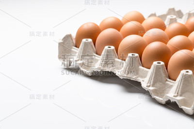 白色背景下的鸡蛋