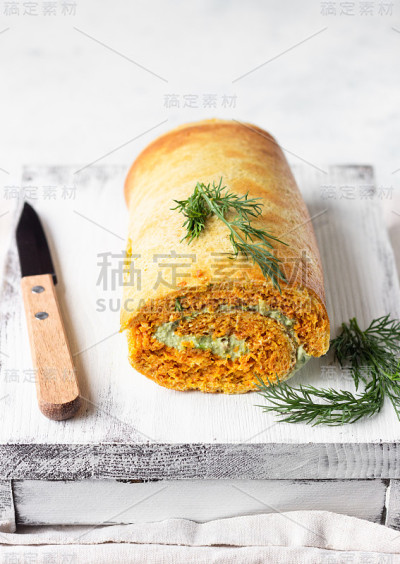 美味的南瓜或胡萝卜卷配奶油芝士，鳄梨和鲑鱼。无谷蛋白