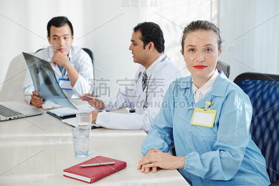 女外科医生出席会议