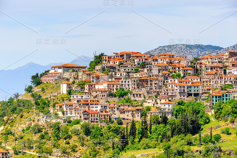 空中全景阿拉乔瓦，希腊。希腊帕纳萨斯山脉绿色山坡上的一个村庄