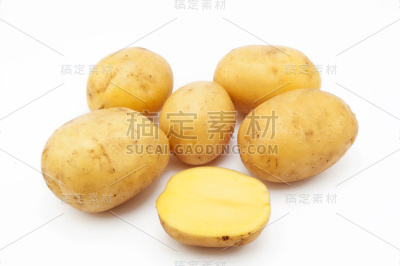 土豆的品质融化了。土豆孤立在白色背景上