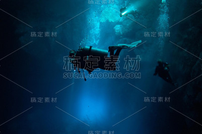 一个技术潜水员在激光照射下在坑中潜水