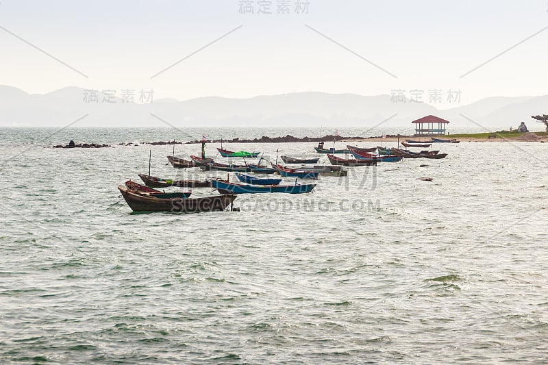 美丽的大海，沙滩和渔船与山和蓝天的背景，在泰国罗永府的帕拉海滩