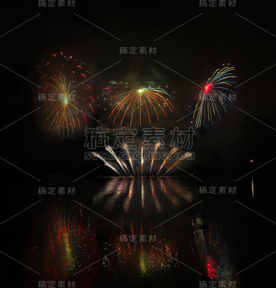 五彩缤纷的烟花映在湖面上。