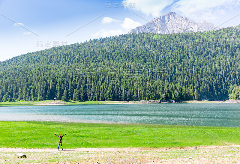 快乐的旅行者在山上的湖