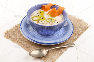 蓝色碗里的海鲜杂烩