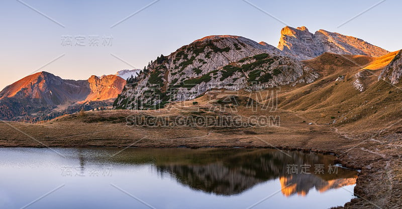 秋日清晨高山白云岩山景。宁静的瓦尔帕罗拉小径和湖景，贝卢诺，意大利。