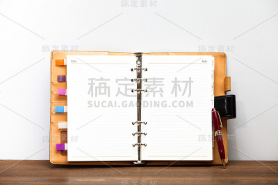 打开书桌上的帆布活页本