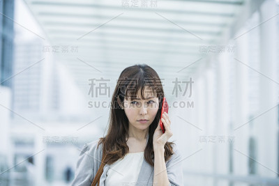 女商人带着困惑的表情打来电话