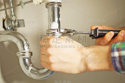水管工在工作