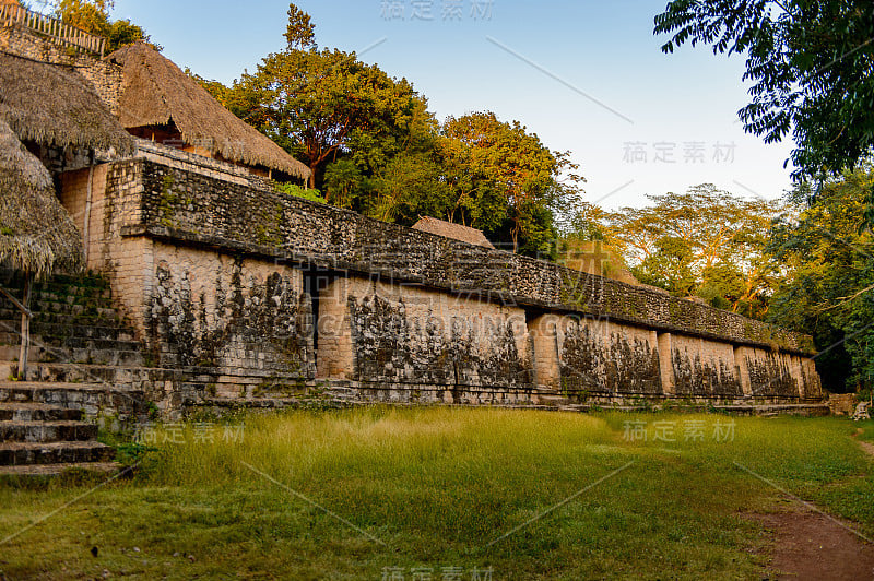 卫城是Ek' Balam最大的建筑，里面有一位统治者Ukit Kan Le'k Tok'的坟墓。这是