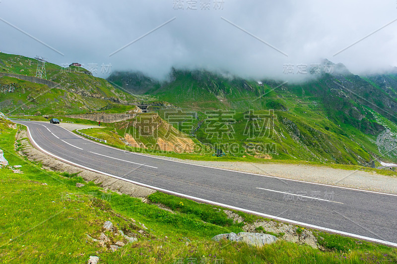 高山公路穿过山谷