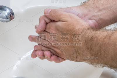 男人在洗手盆洗手特写
