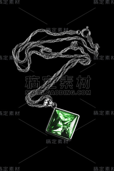 项链在黑色