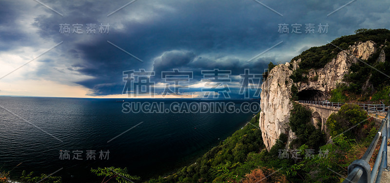 里雅斯特湾有暴风雨