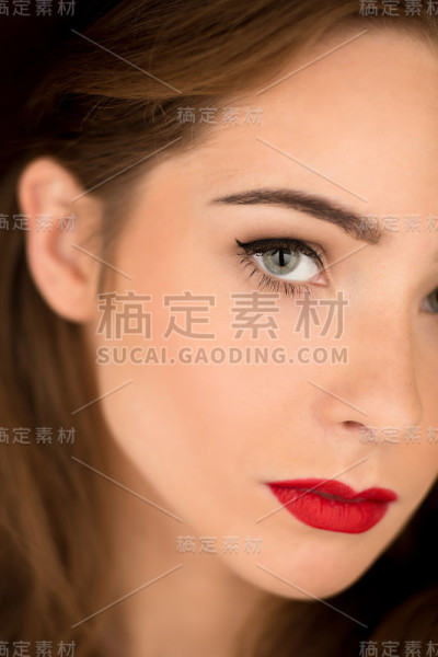 特写的女士与红色的嘴唇