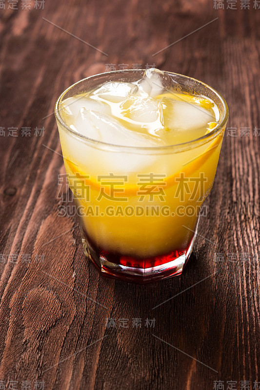 一杯新鲜榨过的橙汁
