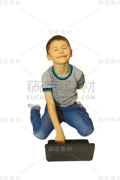 男孩喜欢用笔记本电脑