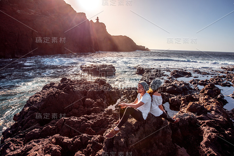 一对在岩石海岸的夫妇
