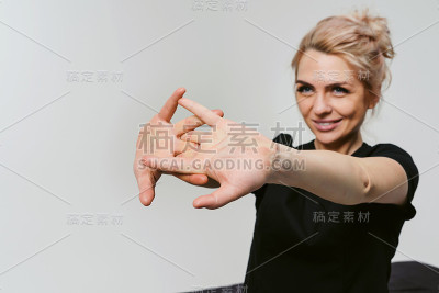 好斗的心情!年轻女子伸开双臂。准备努力工作