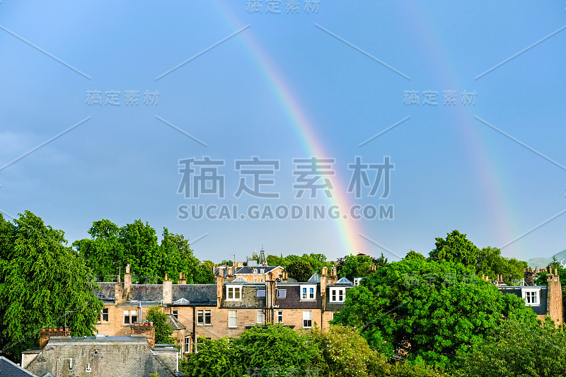 雨后蓝天上的双彩虹与爱丁堡的建筑。