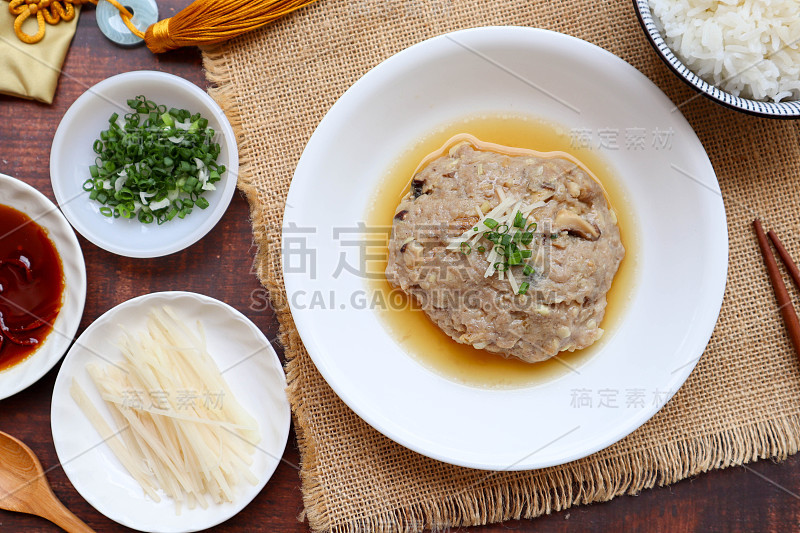 咸鱼蒸猪肉糕-中国食物被称为Yee Jeng Yook Baeng或在俯视图咸鱼蒸肉冰