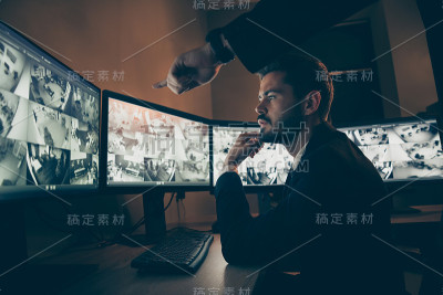 轮廓侧视图肖像美观的严肃的安全监督报警面板夜班最高经理指着屏幕情况解决在工作场所