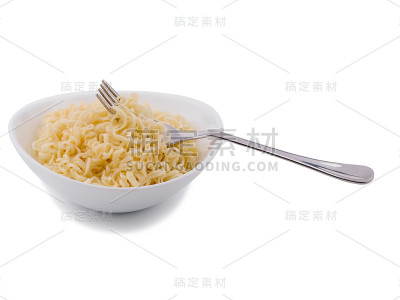 白色背景上的一盘白色面条