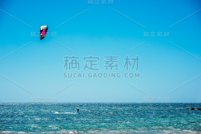 晴朗的一天，风筝冲浪者在阿尔盖罗海岸