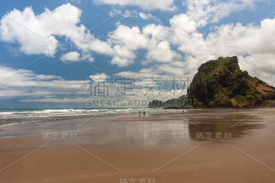 人们在皮哈海滩上散步