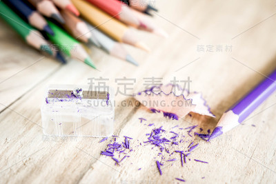 木制背景上的彩色铅笔