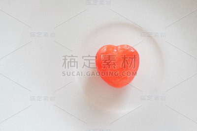 特写心糖果在白色的背景