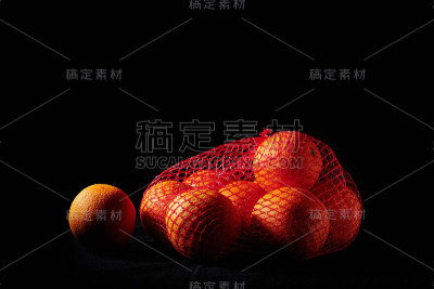 熟透的橙子装在网眼袋里。