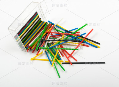 堆彩色塑料数学棒学习数学