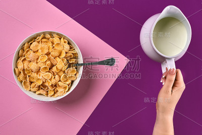 食物，健康的饮食，人和饮食概念-近距离的妇女吃牛奶早餐在紫色和粉红色的背景