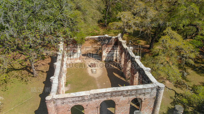 谢尔登教堂的废墟建于1745年，靠近美国南卡罗莱纳州的博福特
