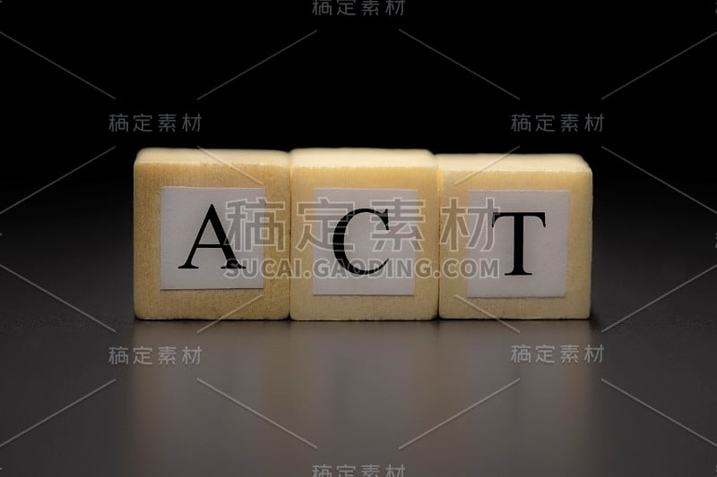 ACT这个词写在黑色背景上孤立的木方上