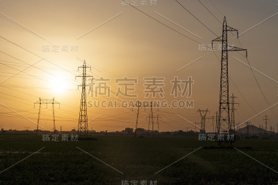 保加利亚普罗夫迪夫市周围的高压电线的日落景观