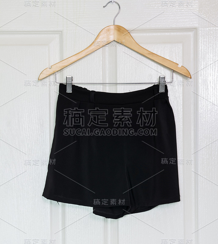 裙子挂在墙上